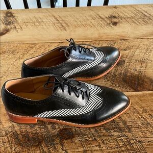 Oxford black/white wingtip brogue shoe lace up. Never worn